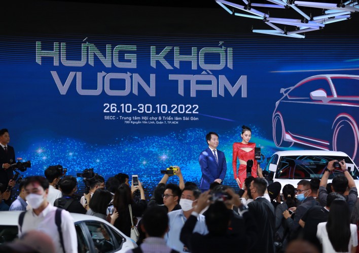 Hàng nghìn người tham quan có mặt tại Vietnam Motor Show 2022