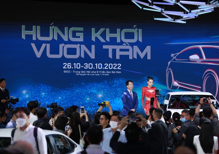 Hàng nghìn người tham quan có mặt tại Vietnam Motor Show 2022